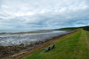 Bulutlu bir günde, kısmen kurumuş Wadden Denizi 'ndeki Vlieland adasının hendeğinden...