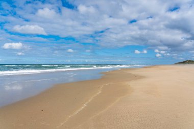 Vlieland 'da tamamen ıssız bir plajın üzerindeki güzel gökyüzü.