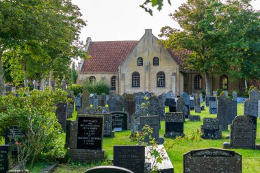Vlieland Adası 'ndaki eski Nicolaaskerk' in yanındaki mezarlıkta.