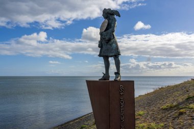 Willem de Vlamingh 'in bu heykeli Vlieland adasından Wadden Denizi' ne bakıyor.