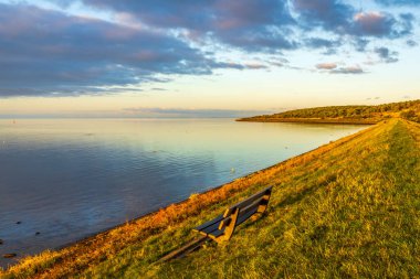 Yeni doğan güneş, Vlieland adasının hendeğine güzel bir parıltı saçar.
