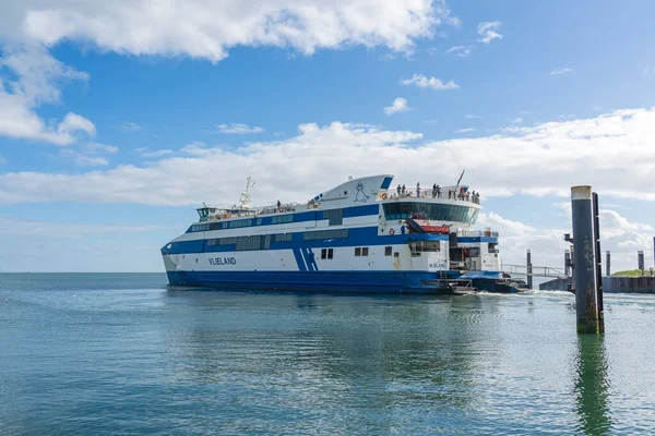 Feribot Vlieland Adasından Harlingen Limanına Doğru Hareket Ediyor - Stok İmaj