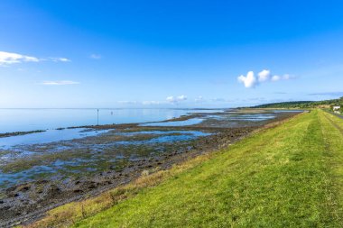 Güneşli güzel bir günde, Vlieland adasının güney tarafındaki hendekten kısmen kurumuş Wadden Denizi 'ne.