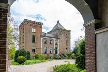 Langbroek 'teki Walenburg Kalesi, ana kapıdan malikaneye kadar fotoğraflanmış.