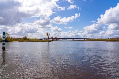 Arka planda A2 otoyolu olan Vianen yakınlarındaki feribotla Lek Nehri 'ni geç.
