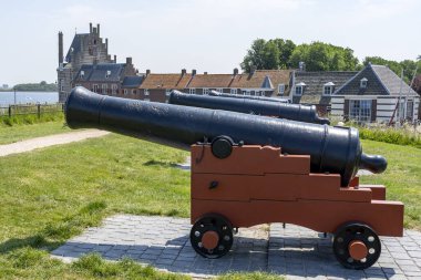 Şehir duvarının üstünde Veere, Zeeland marinasının önünde üç eski top var.