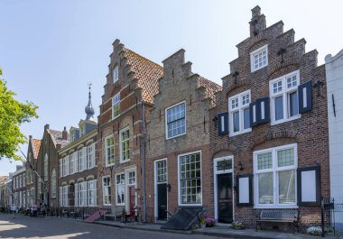 Zeeland 'in tarihi Veere kasabasındaki Kaai' de süslü yüzleri olan güzel eski binalar.