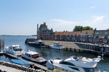 Zeeland 'deki güzel Veere kasabasının marinasına giriş.