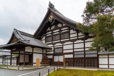 Japonya, Kyoto 'daki altın Kinkakuji tapınağının girişinde geleneksel Japon binası.