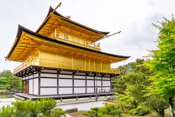 Japonya 'nın Kyoto kentindeki altın Kinkakuji tapınağının yakın plan fotoğrafı..