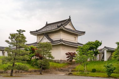 Japonya, Kyoto 'daki Nijo Kalesi' ni çevreleyen duvarın kulelerinden biri.