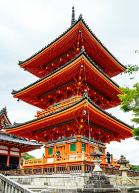 Japonya 'nın Kyoto kentindeki Kiyomizu-dera Tapınağı' nda Senso-Ji Tapınağı (Üç Katlı Pagoda)