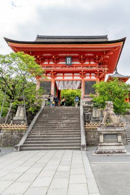 Japonya, Kyoto 'daki Kiyomizu-dera Tapınağı' nın ana girişi.