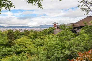 Kiyomizu-dera Tapınağı 'nın ana salonunun arkasında ilçenin girişine yakın üç katlı Pagoda ve arka planda Japonya' nın Kyoto kenti yer almaktadır.
