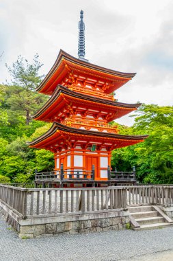 Japonya 'nın Kyoto kentindeki Kiyomizu-dera Tapınağı' nda İmparator Shomu ve İmparatoriçe Komyo 'nun ibadet yeri olan üç katlı Koyasu Pagoda.