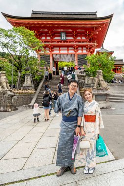 Japonya 'nın Kyoto kentindeki Kiyomizu-dera Tapınağı' nın Niomon ana girişinde poz veren birçok gelin çiftten biri.