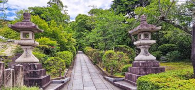 Japonya 'nın Kyoto şehrinde Ninizaka Caddesi' ndeki bir bahçenin girişinde güzel fenerler var.