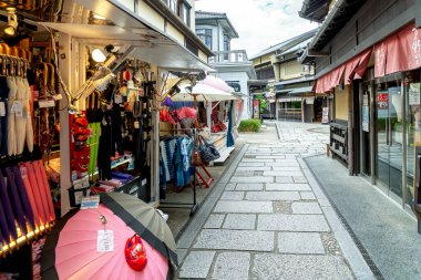 Japonya 'nın Kyoto kentindeki Kiyomizu Tapınağı etrafındaki bir alışveriş alanındaki mağazalarda birçok şemsiye var.