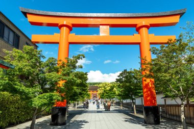 Bu büyük kırmızı Torii kapısı Fushimi Inari Tapınağı 'nın ve Japonya' nın Kyoto kentindeki Inari Dağı 'nın kutsal bahçesinin ana girişi.