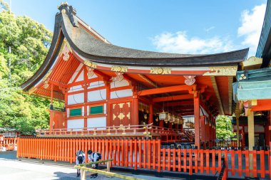 Fushimi Inari Shinto Tapınağı 'nın ve Japonya' nın Kyoto kentindeki Inari Dağı 'nın kutsal bahçesinin önündeki iki Japon çocuk.