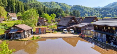 Japonya 'daki dağ köyü ya da Shirakawago' da, pitoresk dağ zirveleri arasında.