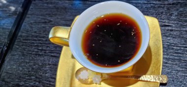 Japonya, Kanazawa 'daki Higashi Chaya bölgesinde altın taneli özel bir fincan kahve.