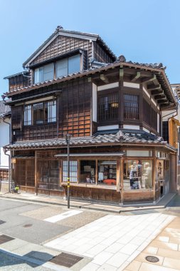 Kanazawa, Japonya 'nın Higashi Chaya bölgesindeki güzel geleneksel binalardan biri.