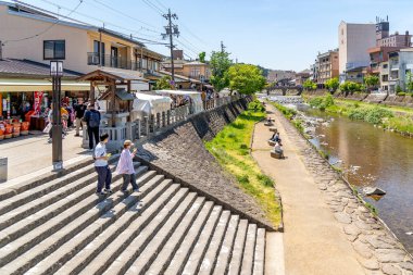 Miyagawa, Japonya 'daki nehir kıyısındaki sabah pazarında tezgâhlar.