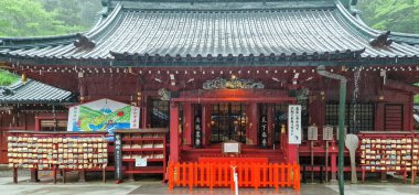 Japonya 'nın Hakone Tapınağı' ndaki geleneksel Japon dükkanında dilek işaretleri ve renkli süslemeler var.
