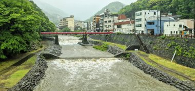 Hakone, Japonya 'daki Haya Nehri' ndeki sağanak yağış nedeniyle azgın bir nehre dönüştü.