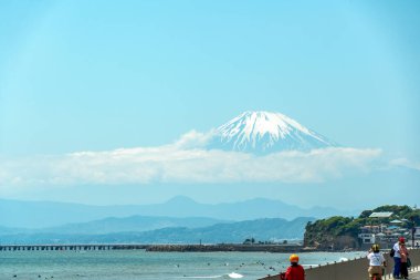 Japonya 'nın Chigasaki Sahili' ndeki gezinti güvertesinden Fuji Dağı manzarası