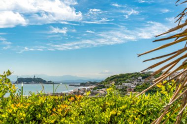 Güneşli bir günde arka planda Fuji Dağı 'nın bulunduğu Chigasaki ve Tairajima adalarındaki evlerin manzarası, Japonya