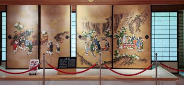 Geleneksel Japon fusuma tabloları, eski Nikko Tamozawa Villa 'sında insanların ve doğanın renkli görüntülerini tasvir eden sürgülü kapılar üzerinde.