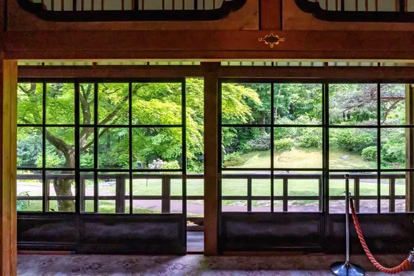 Nikko Tammozawa İmparatorluk Konağı 'ndan çekilen bu Serene çekimi geleneksel Japon pencerelerinden huzurlu bir bahçe görüntüsü yakalar.