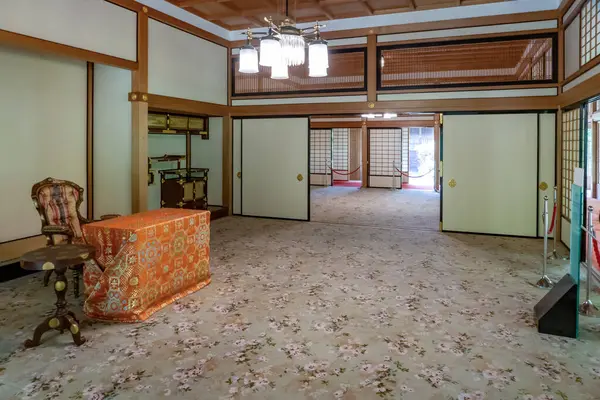 Eski Nikko Tamozawa Villa 'sında masa ve sandalyeli bir oda.