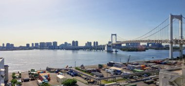 Tokyo Körfezi üzerindeki zarif köprü, Japonya