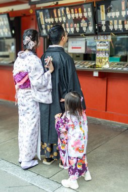 Tokyo, Japonya 'daki Broadway' den Sensoji 'ye tüm aileler genellikle geleneksel Japon kıyafetleri giyerler.