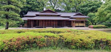 Tokyo 'daki Doğu Bahçeleri İmparatorluk Sarayı' nda güzel bir Japon mimarisi.