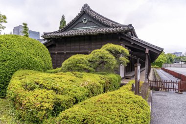 Tokyo, Japonya 'nın modern silueti arka planda bulunan Doğu Bahçeleri İmparatorluk Sarayı' ndaki asırlık binalar.