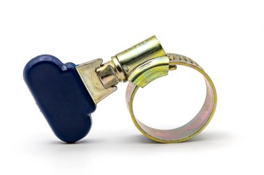 Çok amaçlı boru kıskacı seti, kıskaç stili, beyaz arka planda mavi bükülme. Kıskaç, dikey, yatay ya da askıya alınmış herhangi bir boru veya kanalı tutmak için kullanılan bir metal parçasıdır..