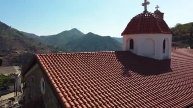Geleneksel dağ köyü Farmakas, Lefkoşe, Kıbrıs 'ın insansız hava aracı görüntüleri. Yakın plan Hristiyan kilisesi Saint Irene 'in seramik kiremitli çatı kubbesini kurun.