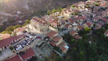 Kıbrıs 'ın Limasol kentindeki Vouni köyünün insansız hava aracı görüntüleri. 360 Hristiyan Kilisesi manzarası Ioannis Prodromos, seramik kiremitli çatı mimarisi ve yukarıdan dar sokaklar