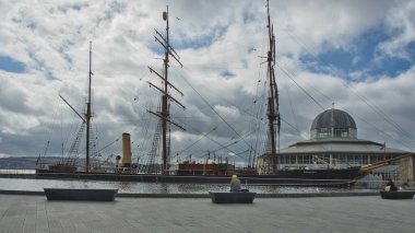 Meydandan gelen bir yelkenli. Dundee, İskoçya - 24 Mart 2023 