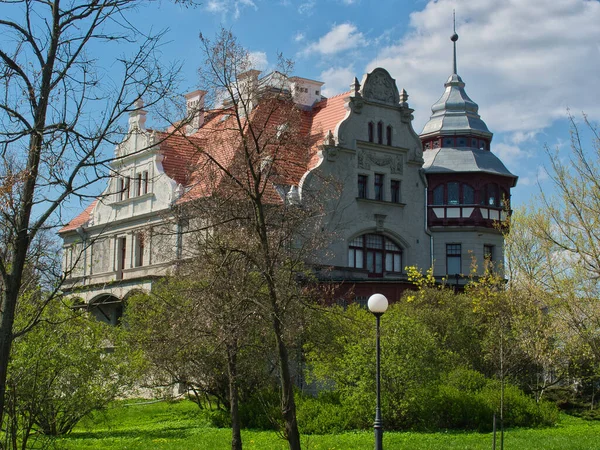 一座被春天环绕的别墅 波兰洛兹 2023年4月22日在洛兹的一个城市公园里 一座被春绿环绕的新复兴别墅 — 图库照片