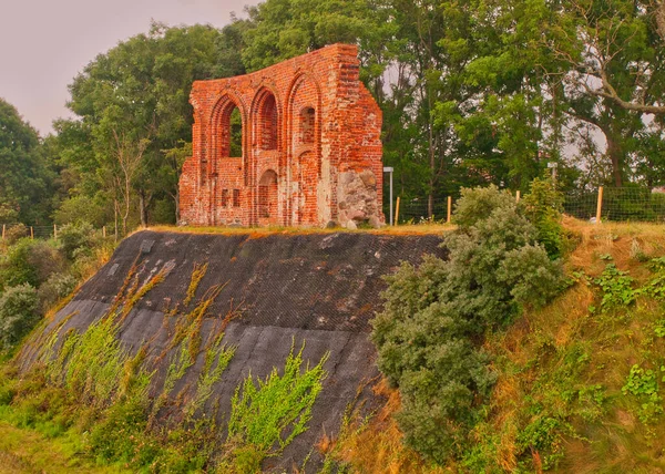 冰雹上的残渣2013年7月29日 特雷热萨克斯 Trzesacz 波罗的海特雷热萨克斯一座中世纪教堂的废墟 被海岸侵蚀摧毁 — 图库照片