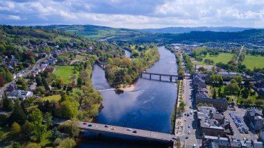 Perth şehir köprüleri. Perth, İskoçya - 16 Mayıs 2021 Perth şehri ve Tay Nehri üzerindeki köprülerin havadan çekimi.