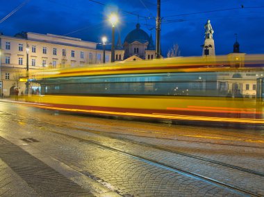 Uzun tramvay. Lodz, Polonya - 16 Mart 2024 Lodz Özgürlük Meydanı 'ndaki durağa ulaşan bir tramvayın etkileyici bir görüntüsü.