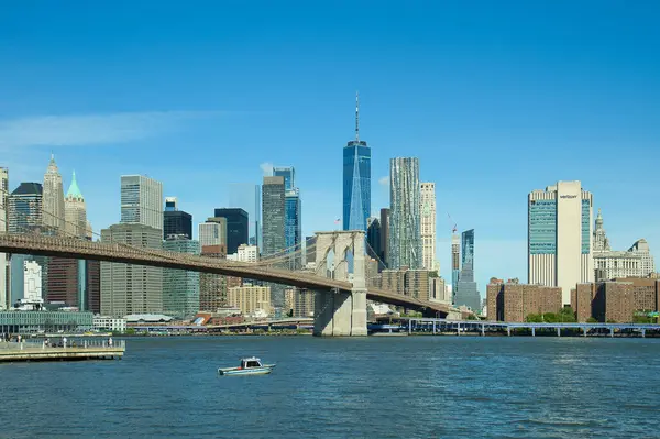 Manhattan köprünün üzerinde. New York, ABD - 11 Mayıs 2024 New York 'taki Brokin Köprüsü ve Manhattan gökdelenlerinin Panoraması.