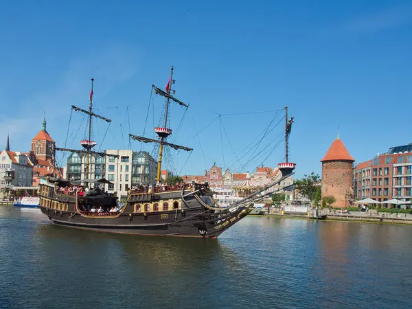 Gdansk 'tan Galleon. Gdansk, Polonya - 29 Haziran 2024 Bir galeon turist Motlawa Nehri 'ne doğru yola çıktı.