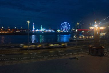 Akşam limanda. Szczecin, Polonya - 06 Temmuz 2024 Atmosferik fener ışığı Szczecin şehir meydanındaki bir eğlence parkının arka planında.